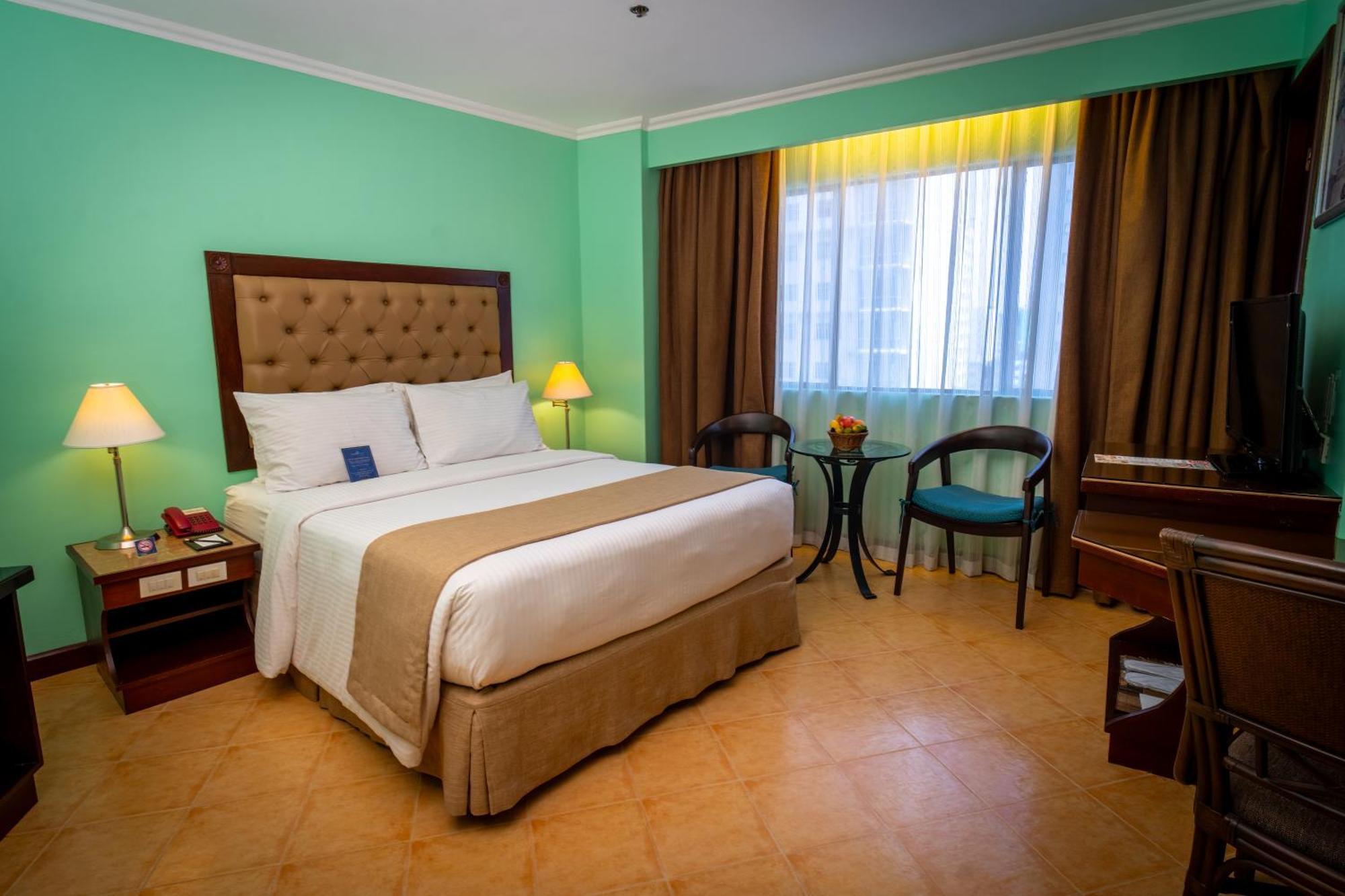 Royal Bellagio Hotel Makati City Екстериор снимка