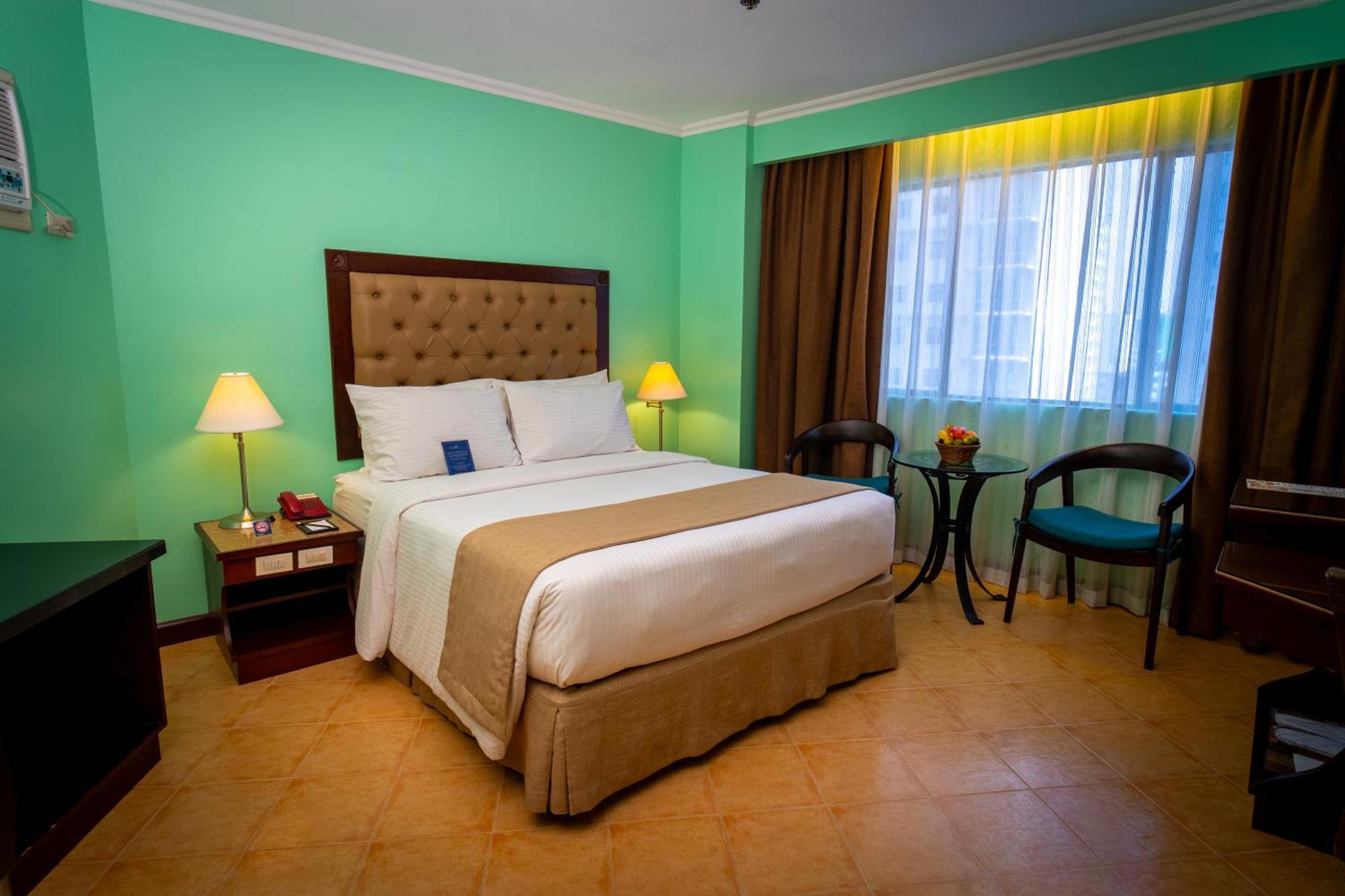 Royal Bellagio Hotel Makati City Екстериор снимка