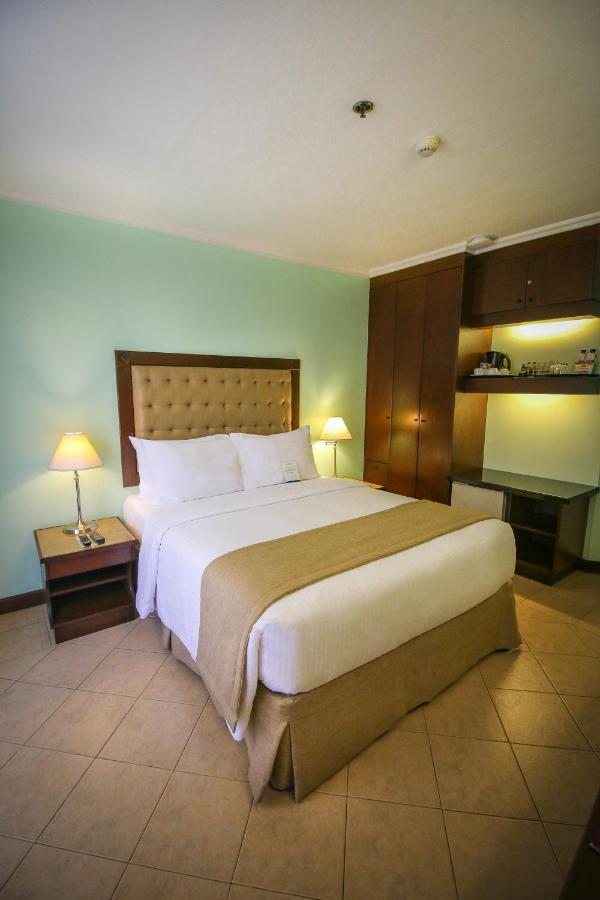 Royal Bellagio Hotel Makati City Екстериор снимка